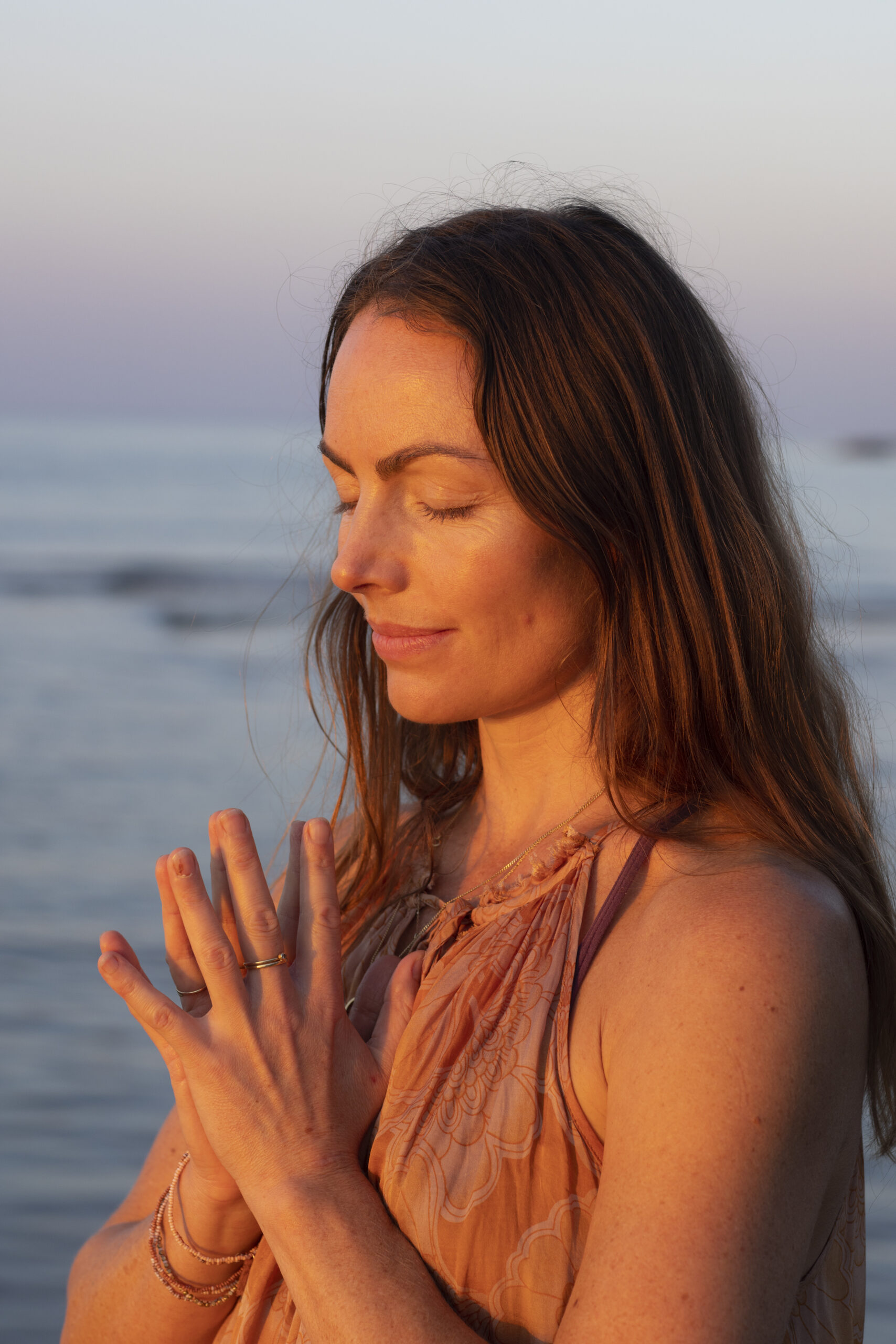 Rolig scene der illustrerer yoga nidra-praksis