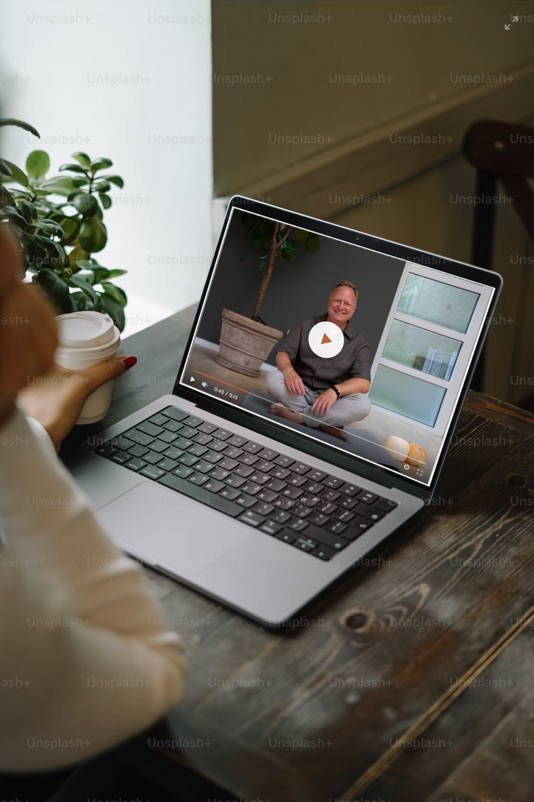 Bærbar computer der viser en video med Claus fra AYA Online Mindfulness Uddannelse